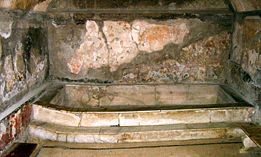 Een marmeren bassin (labrum) in het caldarium van de vrouwenafdeling van de Centrale thermen in Herculaneum
